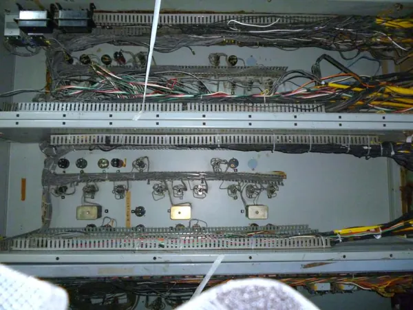 Tablero mímico visto por detrás, con su cableado