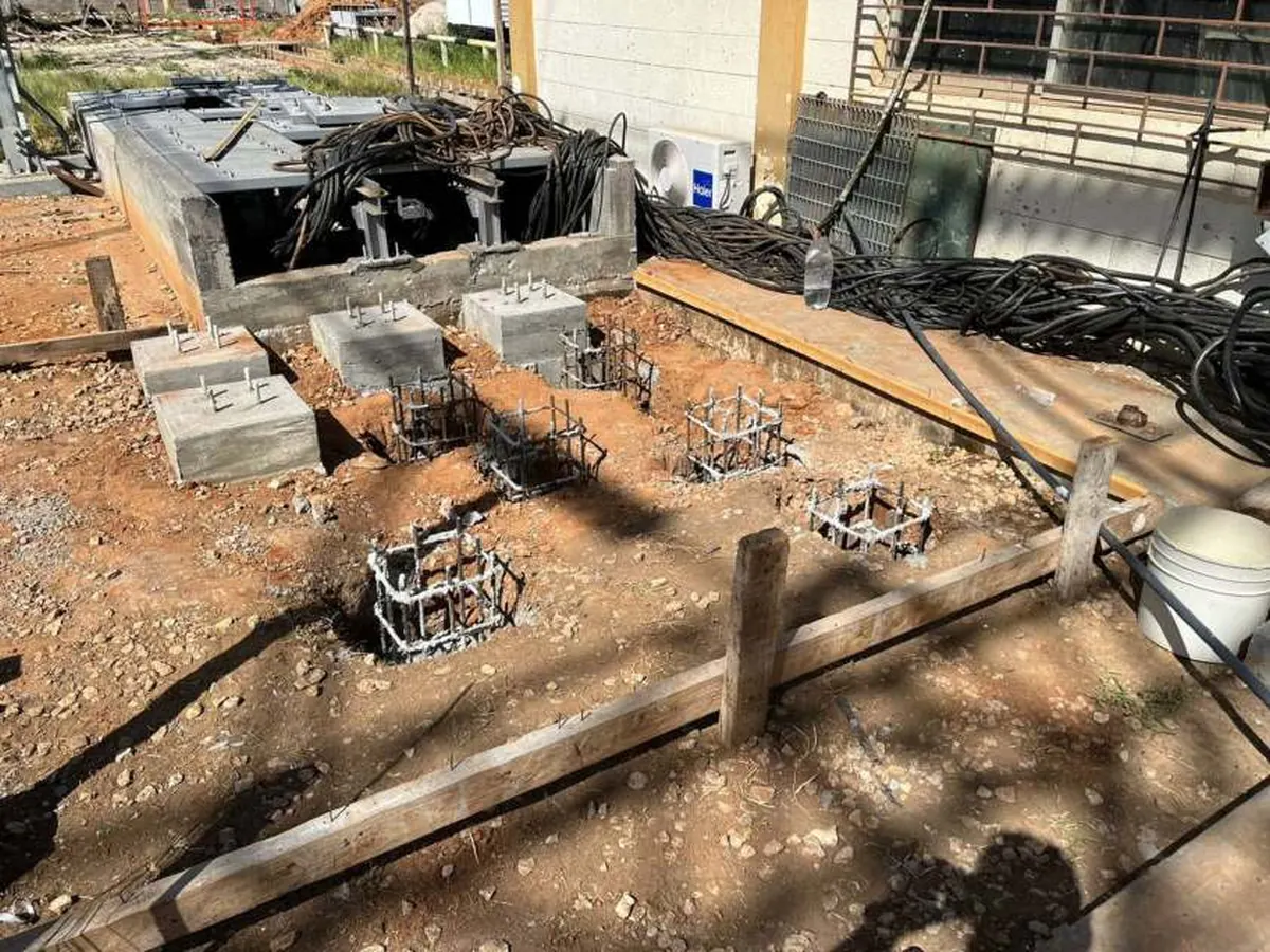 Fundaciones con cabillas junto a una casa de mando