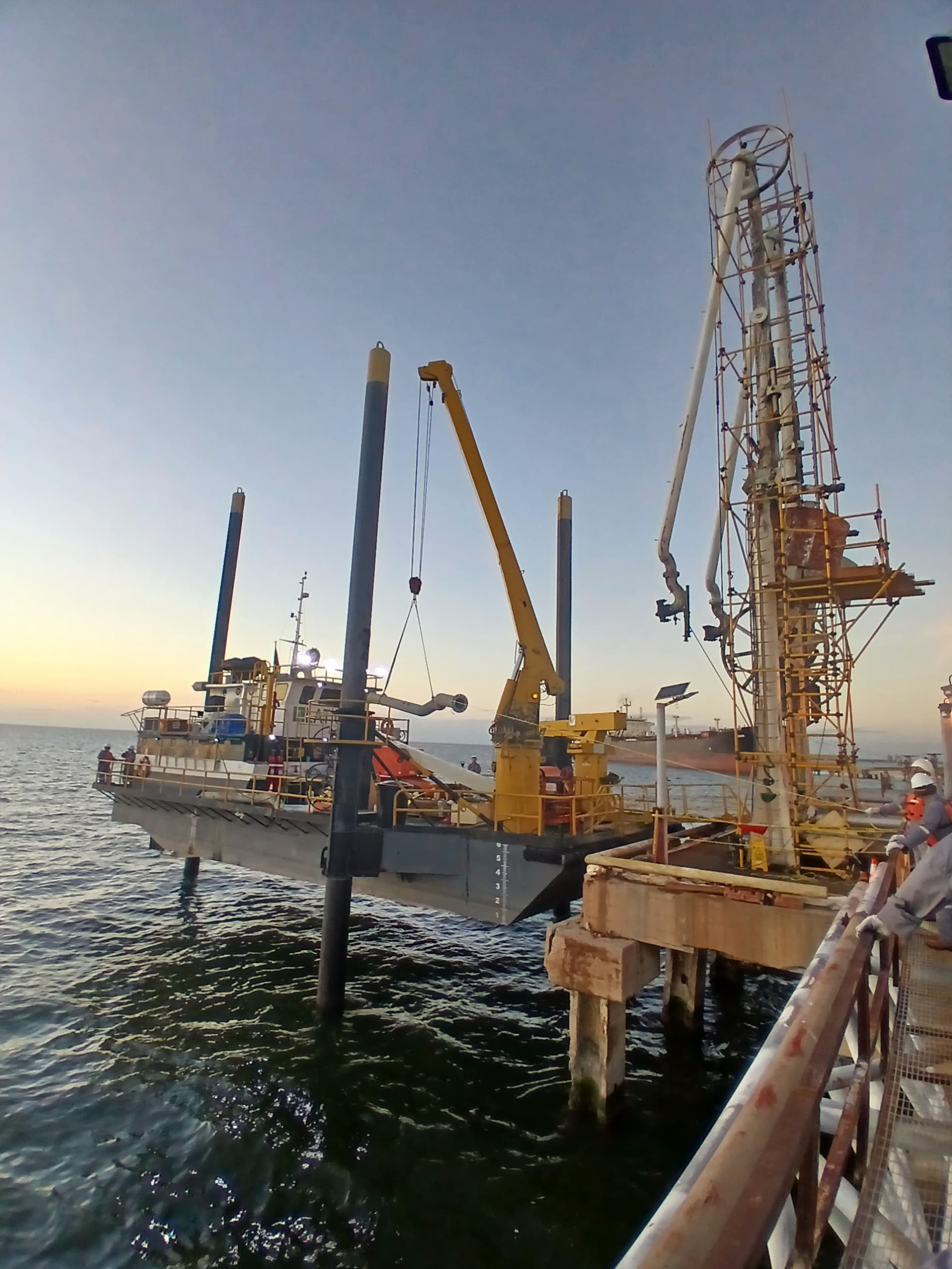 Barcaza de servicio LATICON en operación costa afuera en el Lago de Maracaibo