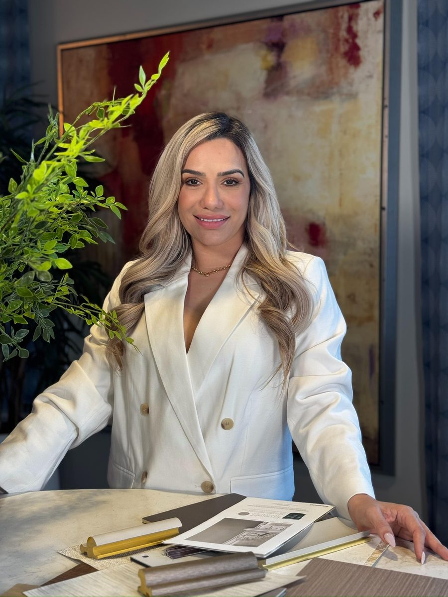 Niurka Klein · Interior Design en su showroom, revisando muestras de acabados