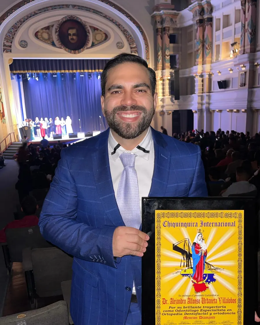 El Dr. Alejandro Urdaneta recibe el Reconocimiento Chiquinquirá Internacional en el Teatro Baralt de Maracaibo