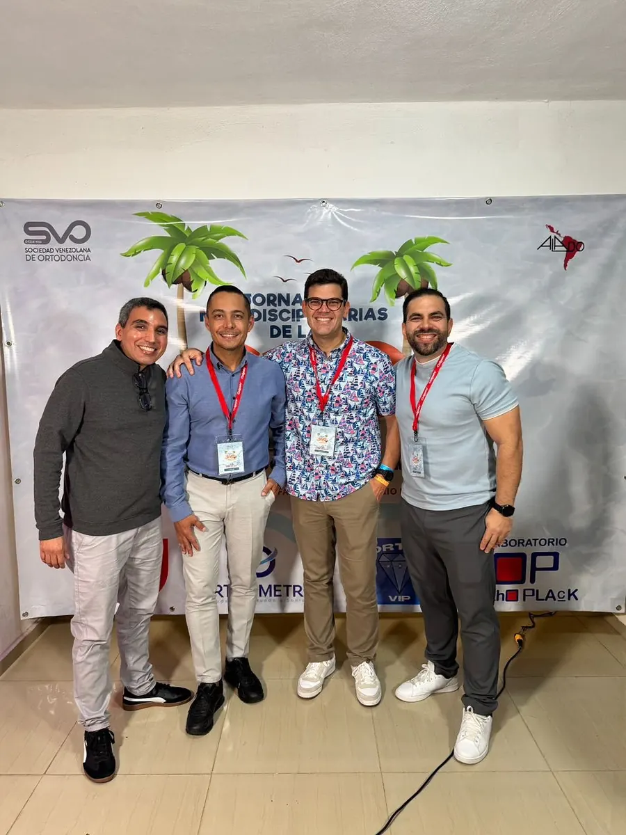 El Dr. Urdaneta con colegas en las jornadas de la Sociedad Venezolana de Ortodoncia